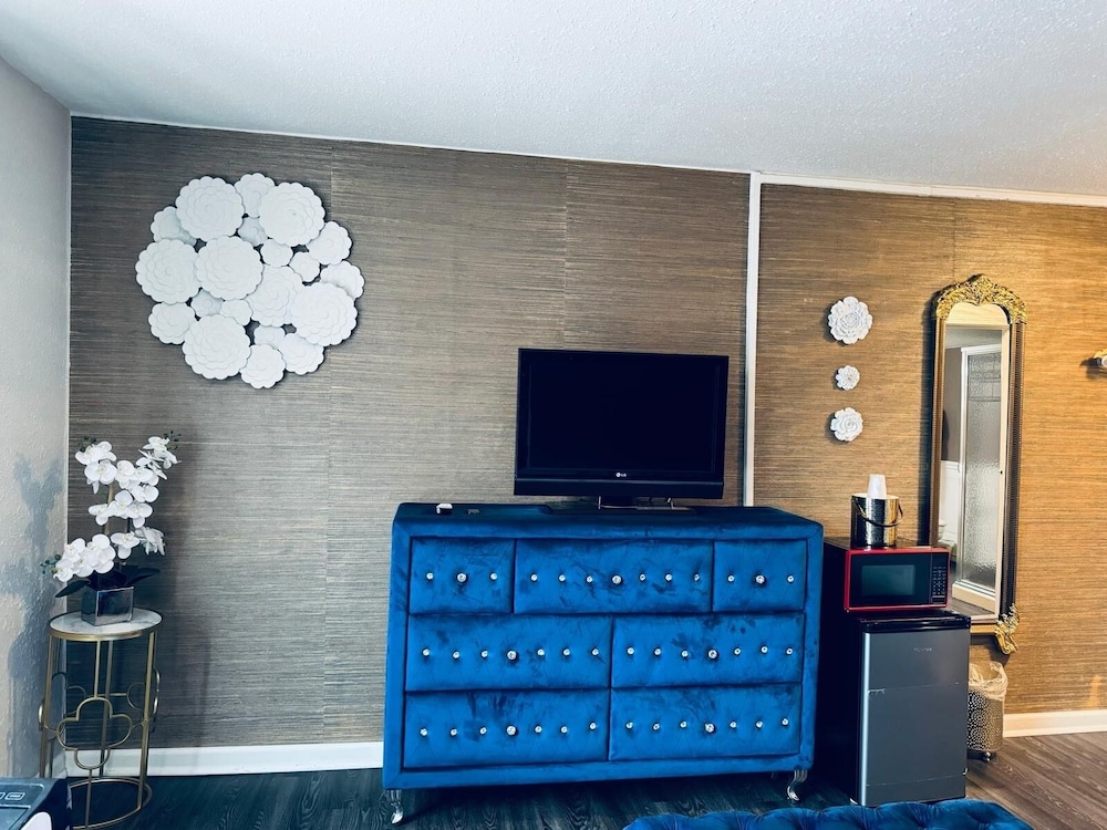 The Village Inn Hotel - photo 25