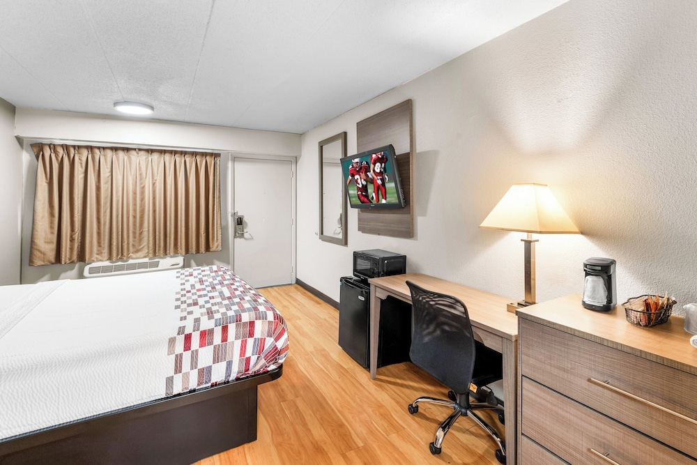 Red Roof Inn Indianapolis North College Park - photo 16