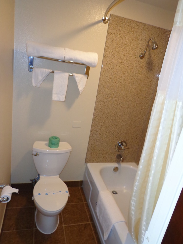 Economy Inn Express Warren - photo 12