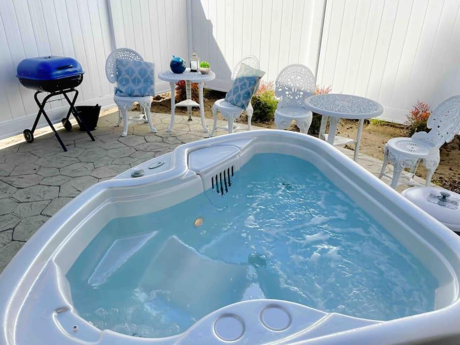 White Feather Suite Hot Tub Private Sleeps 2 — 4-Star Luxury Hotel in Ahwahnee, United States