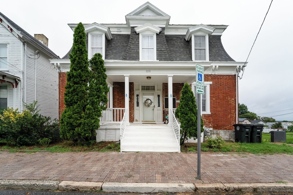 Central 4BR Historic Gem Near Colleges — hotel in Lynchburg