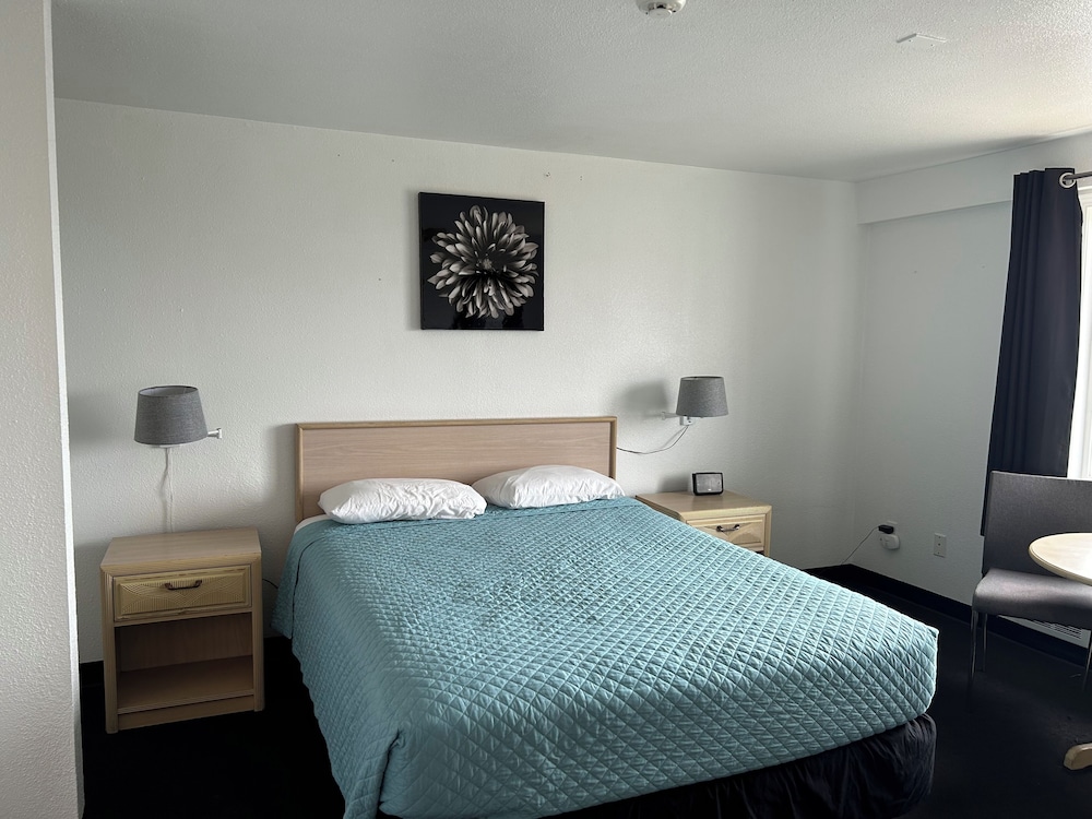 Newport Bay Motel - photo 20