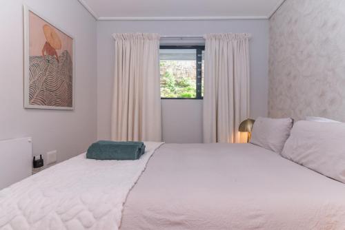 Modern One Bedroom Wavescapes Apartment Muizenberg