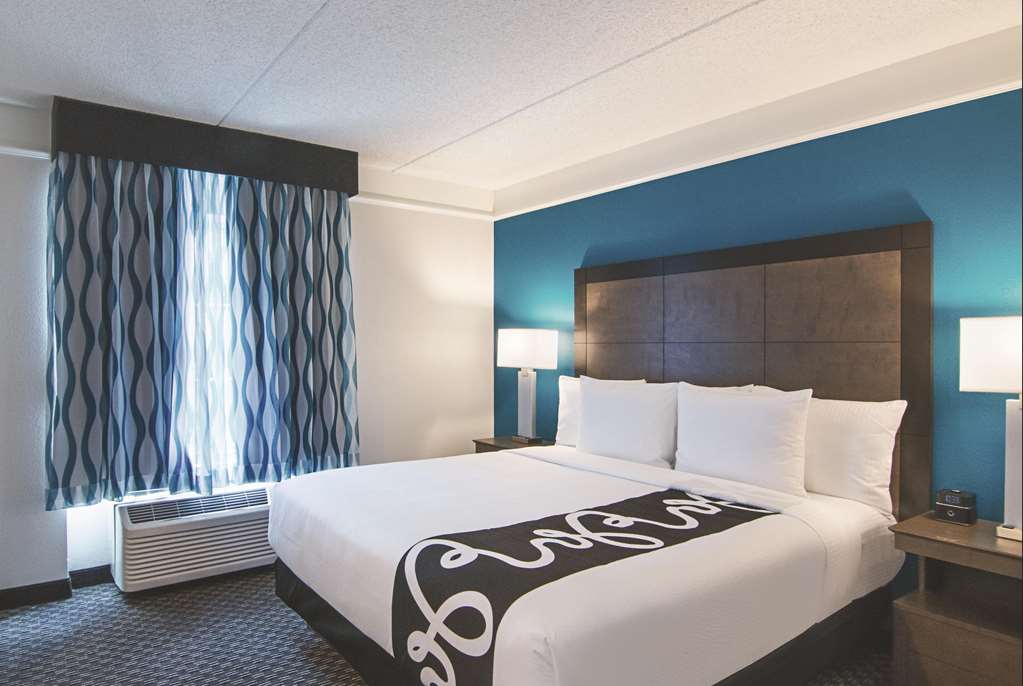 La Quinta Inn & Suites by Wyndham Orlando UCF - photo 39