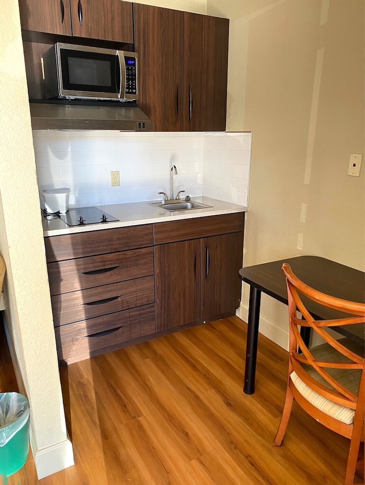 Stratford House Inn and Suites - photo 5