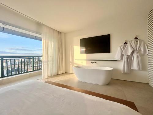 Conforto e Vista Panorâmica com Banheira Hotel Vision TV WiFi Ar Cond e Cozinha in Unknown City, Brasil