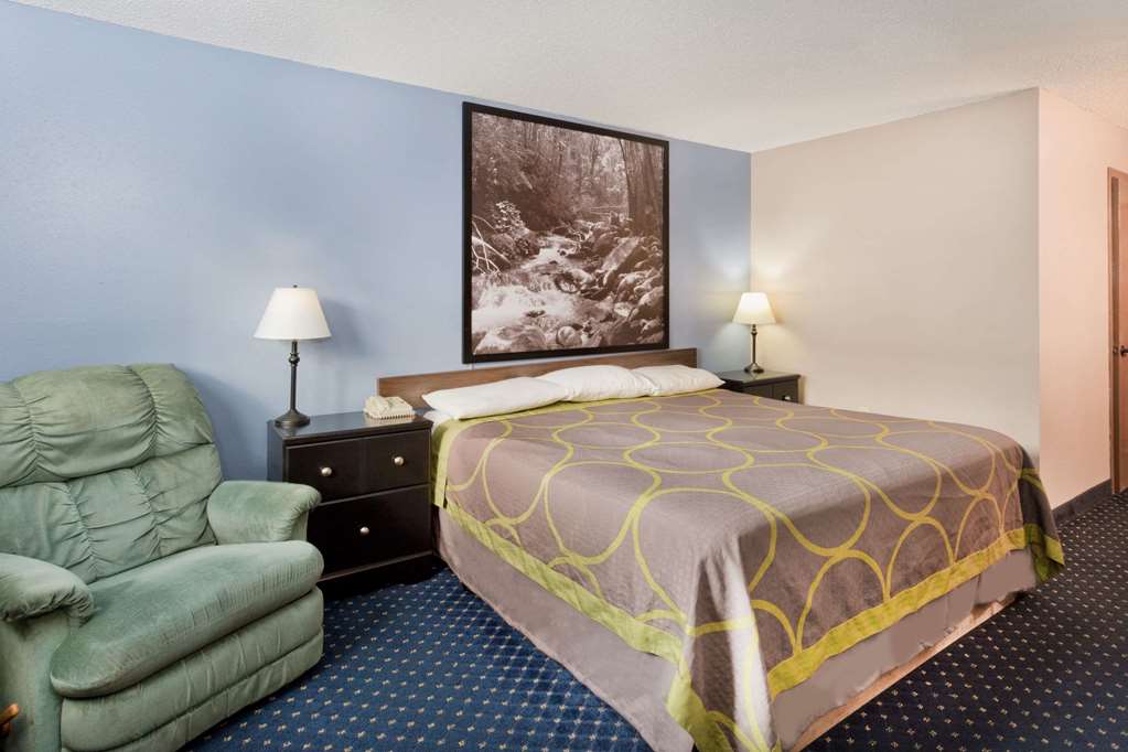 Super 8 by Wyndham Rockford I 90 Casino District - photo 7