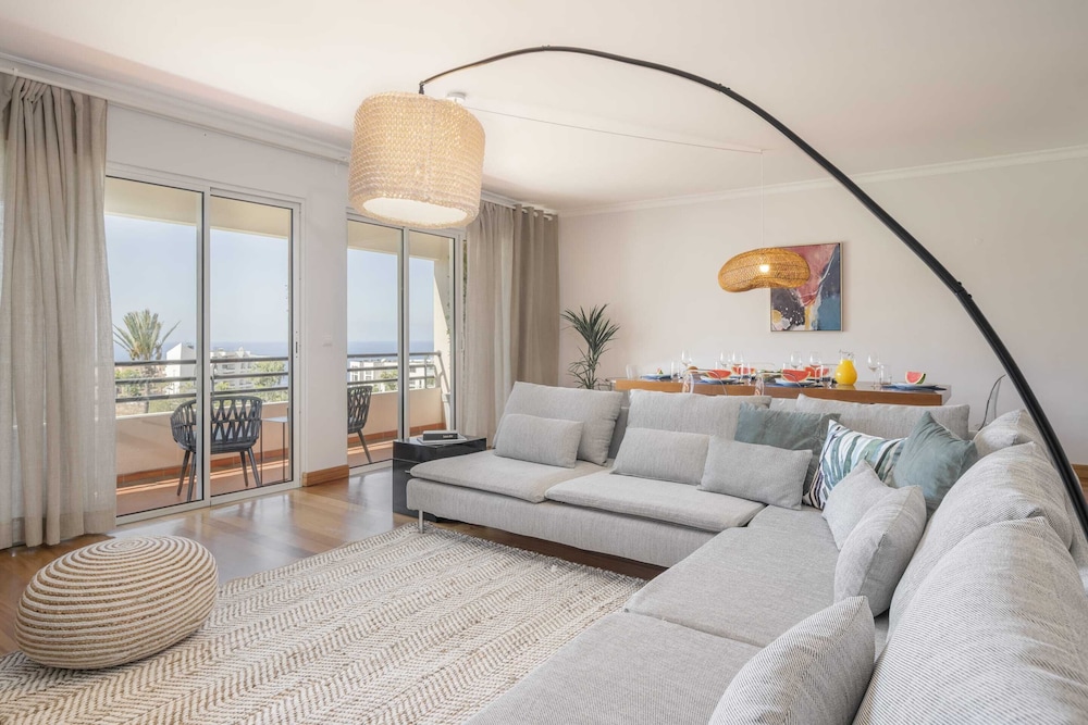 Family Holidays With Pool Monumental Place — 4-Star Luxury Hotel in Funchal, Portugal