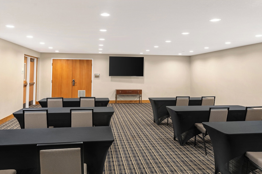 Holiday Inn Express & Suites Hayward by IHG - photo 85