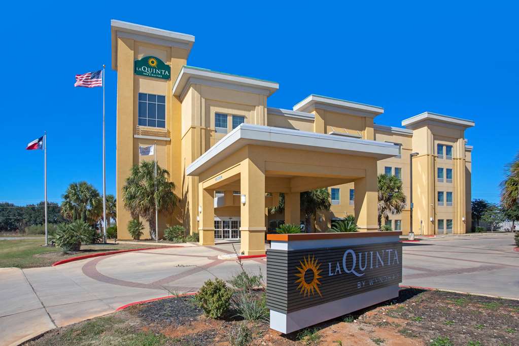 La Quinta Inn & Suites by Wyndham Pearsall - photo 2