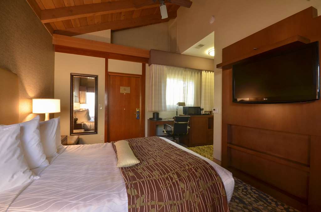 Best Western The Inn & Suites Pacific Grove - photo 21