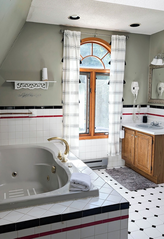 3Bedroom2Bath CarriageHouse Pet Friendly in Bar Harbor, United States