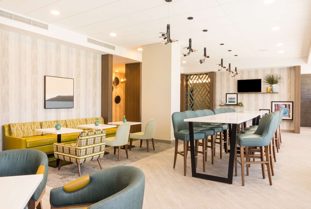 Hampton Inn & Suites Miami Wynwood Design District - photo 35