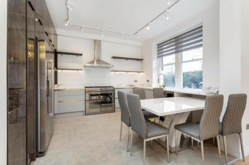 Modern Chelsea Flat 3Bd 2Bath with Parking — 4-Star Luxury Hotel in London, United Kingdom