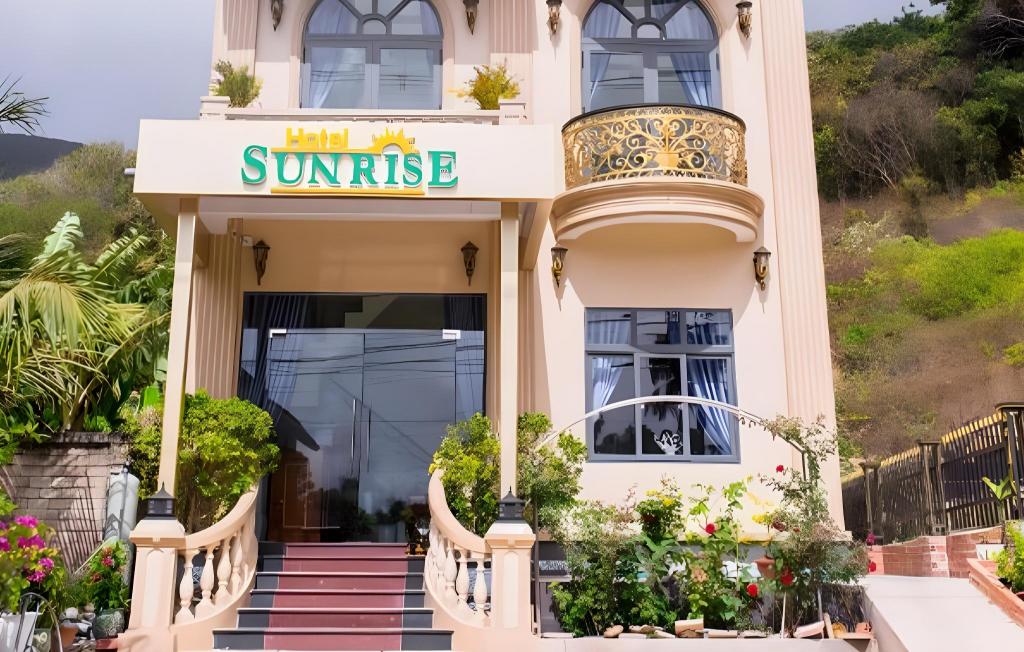 Sunrise Hotel — Con Son