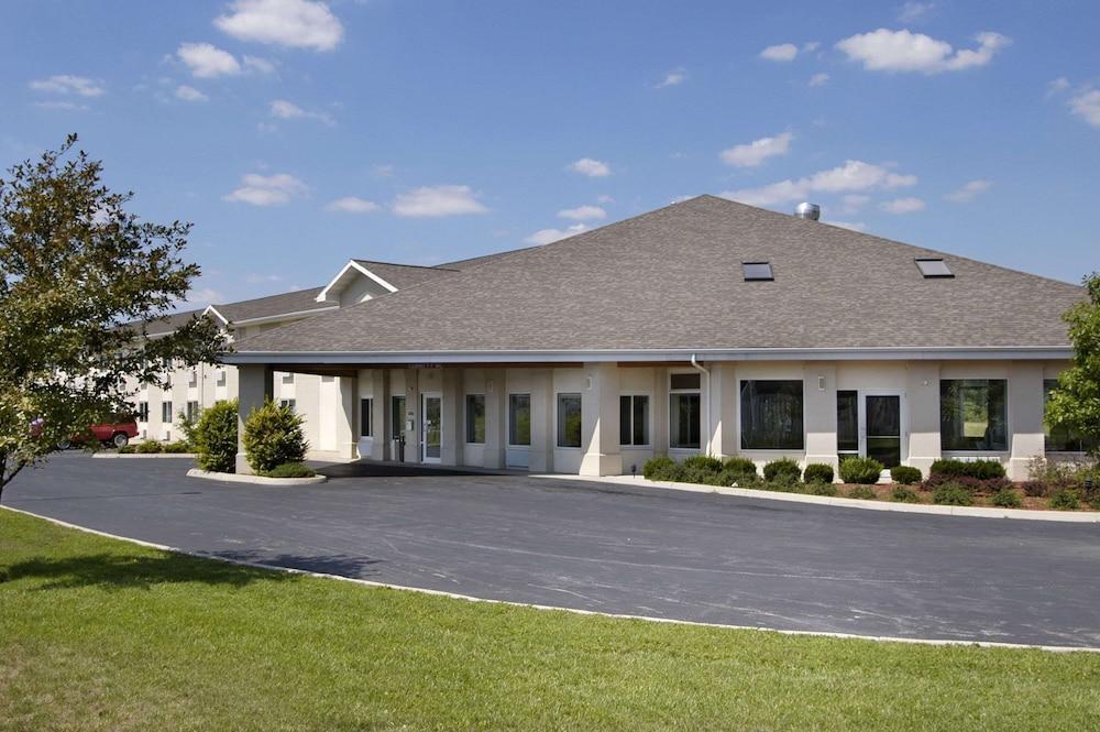 Baymont by Wyndham Dowagiac - photo 4