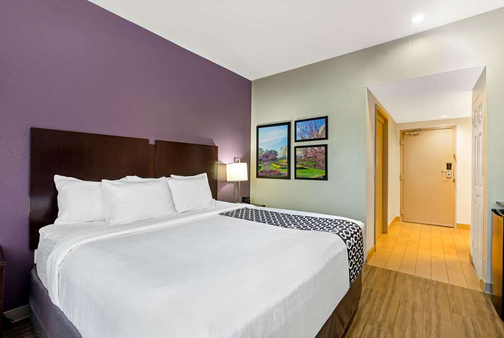 La Quinta Inn & Suites by Wyndham New Cumberland Harrisburg - photo 13