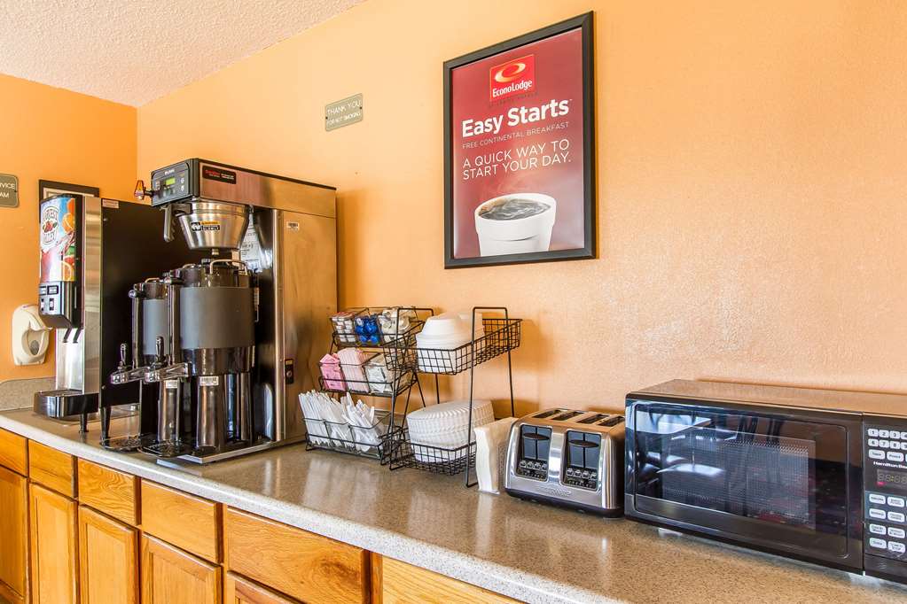 Econo Lodge Inn & Suites Pekin Peoria Area - photo 36