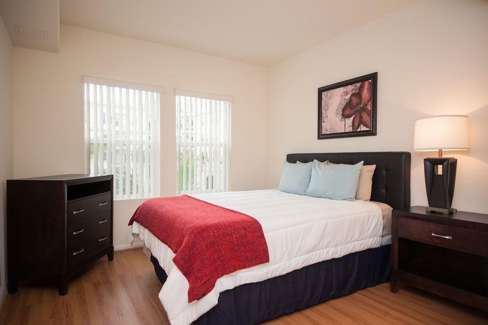 Sunshine Suites at 909 West Temple Street - photo 21