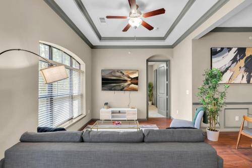 Cozy 2BR Pool Gym Pkng Near BOK Ctr&Arts Dstrct — 4-Star Luxury Hotel in Tulsa, United States