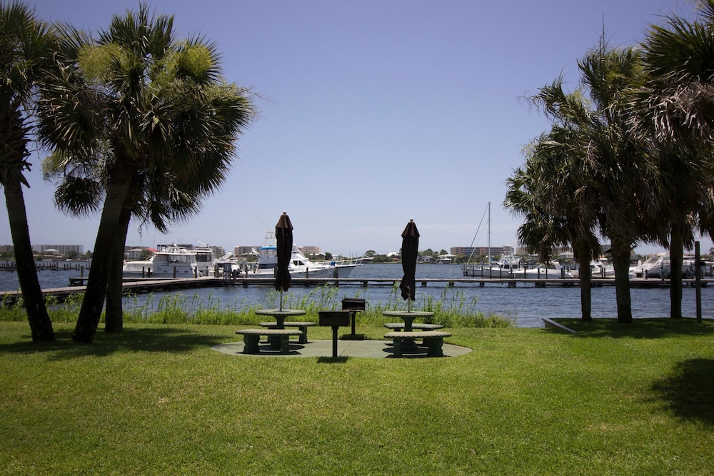 Pirates Bay Guest Chambers And Marina — Fort Walton Beach