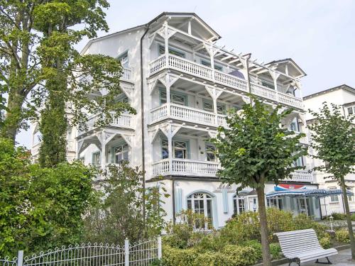 Villa Strandburg in Binz WG 10 mit Balkon und Meerblick — 4-Star Luxury Hotel in Ostseebad Binz, Germany