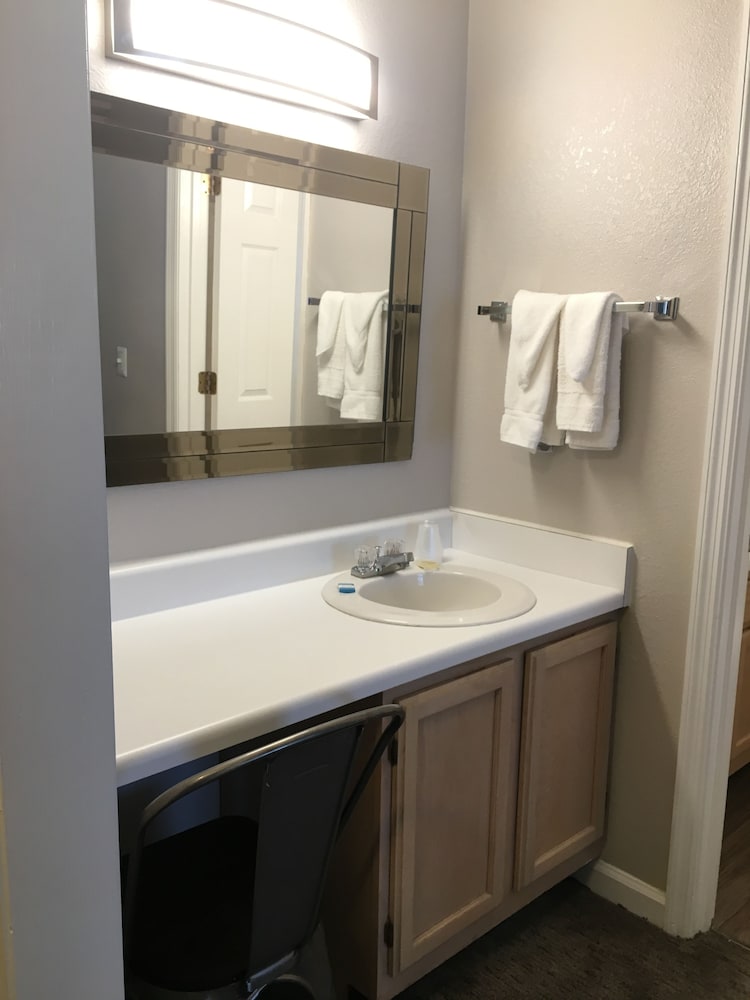 Ambassador Inn And Suites - photo 40