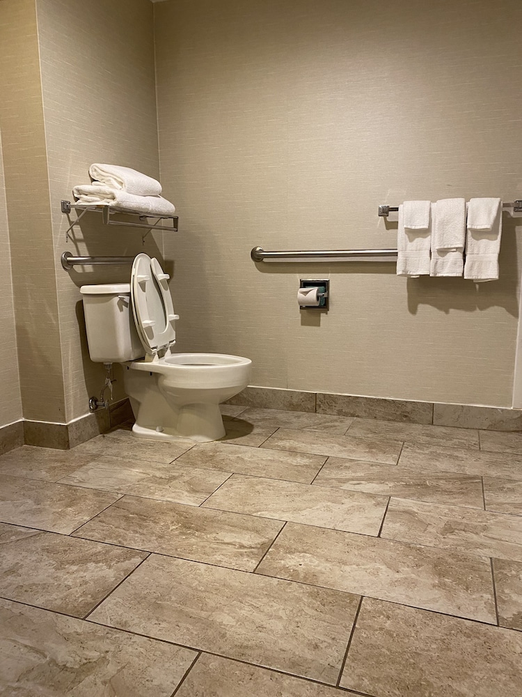 Clarion Inn & Suites Grand Rapids Airport - photo 54
