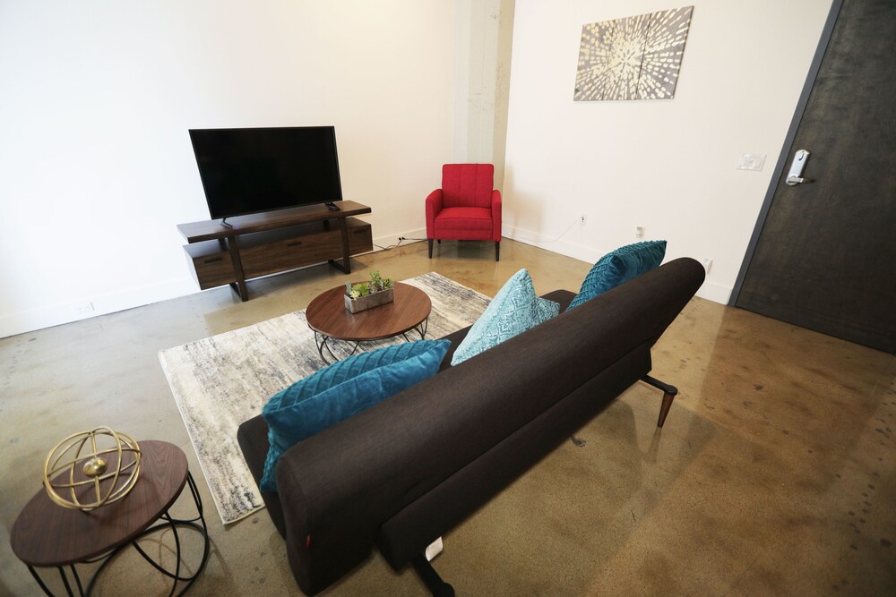 Downtown Lofty Suites - photo 3