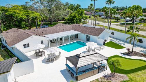 75 Palms Sleeps 23 Luxury 1 acre lot Pool and Spa Putting Green & Game Room in Bradenton, United States