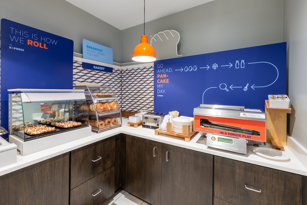 Holiday Inn Express State College at Williamsburg Square by IHG - photo 35