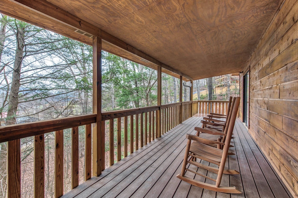 Smoky Bear Hideout - carbon neutral hotel in Sevierville