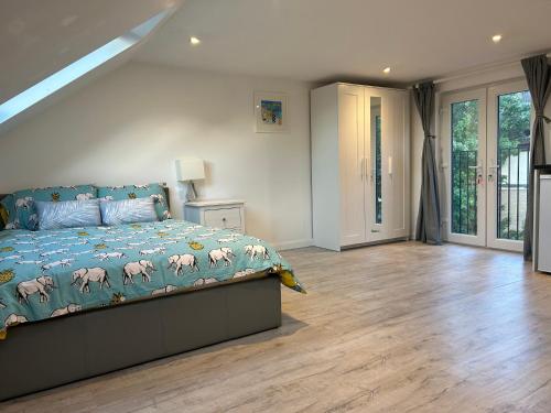 Lovely Self Contained Loft Studio 33AS4 — 4-Star Luxury Hotel in London, United Kingdom