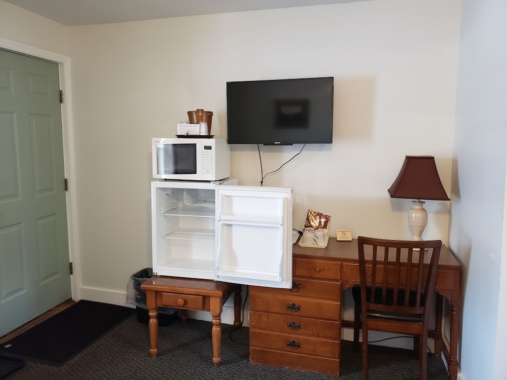 The Colonial Motel - photo 11