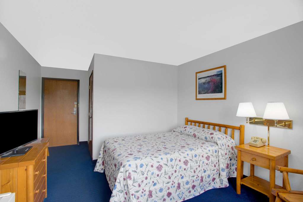 Super 8 by Wyndham Lake George Warrensburg Area - photo 6
