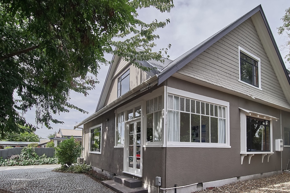 Racecourse Villa — 4-Star Luxury Hotel in Christchurch, New Zealand