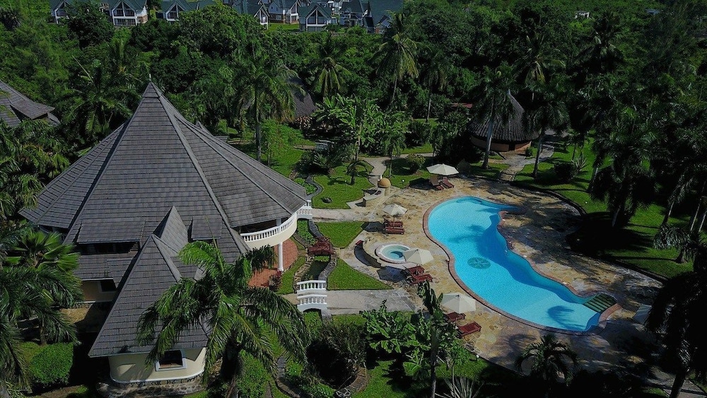 Sunset Villa Resort - carbon neutral hotel in Unknown City