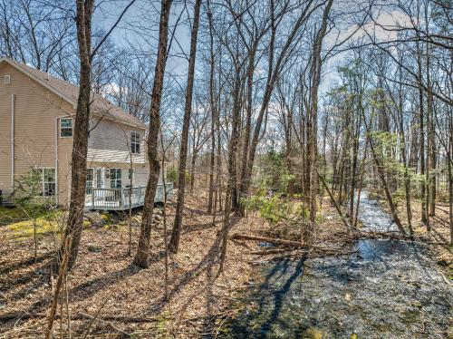 30 Day Minimum Stay Private Creekside Solace — 4-Star Luxury Hotel in East Stroudsburg, United States