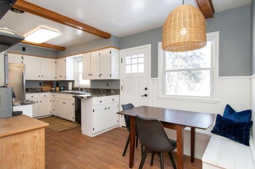 NEW Charming Home in the Heart of North Fargo — 4-Star Luxury Hotel in Fargo, United States