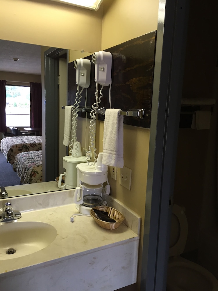 Highway Inn - photo 26