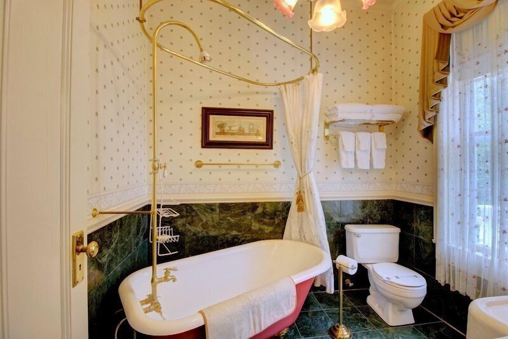 Bybee's Historic Inn - photo 32