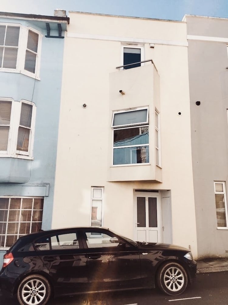 Little Brighton Beach Apartments Spa Cabin on roof — 4-Star Luxury Hotel in Hove, United Kingdom