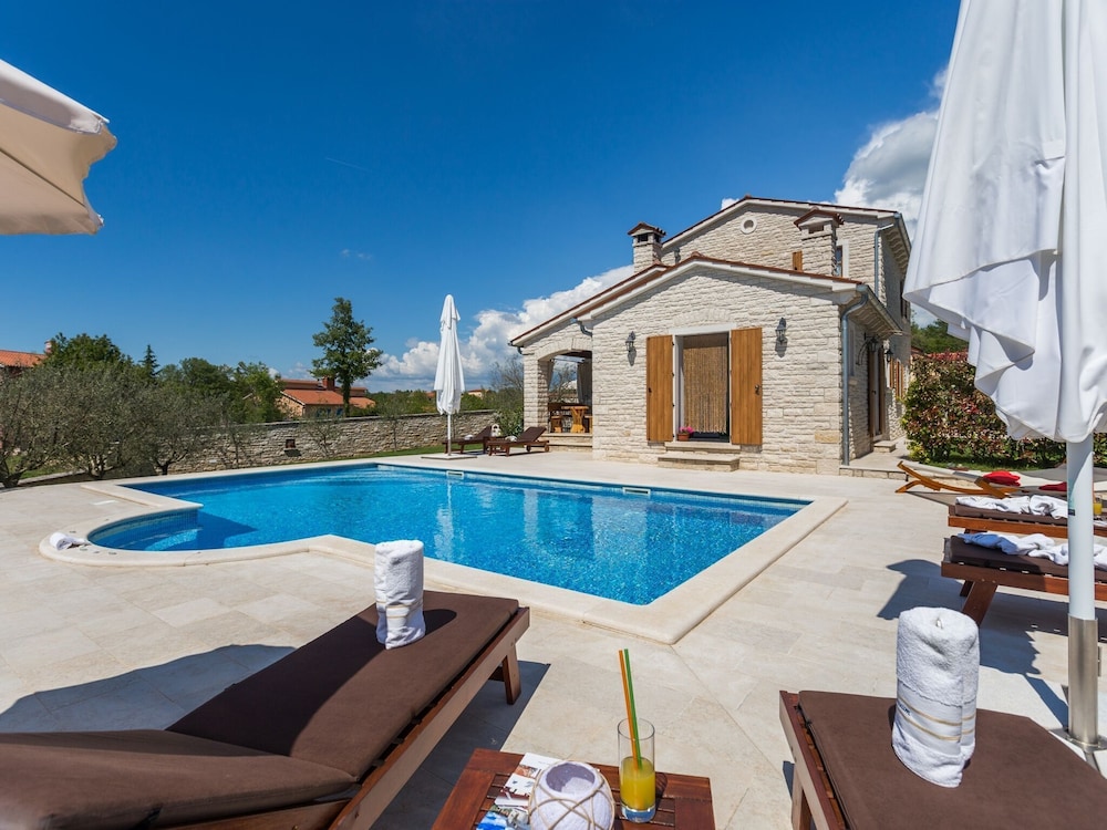 Villa Stella — 4-Star Luxury Hotel in Tinjan, Croatia