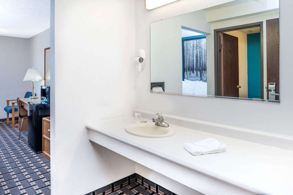 Super 8 by Wyndham Lincoln West - photo 8