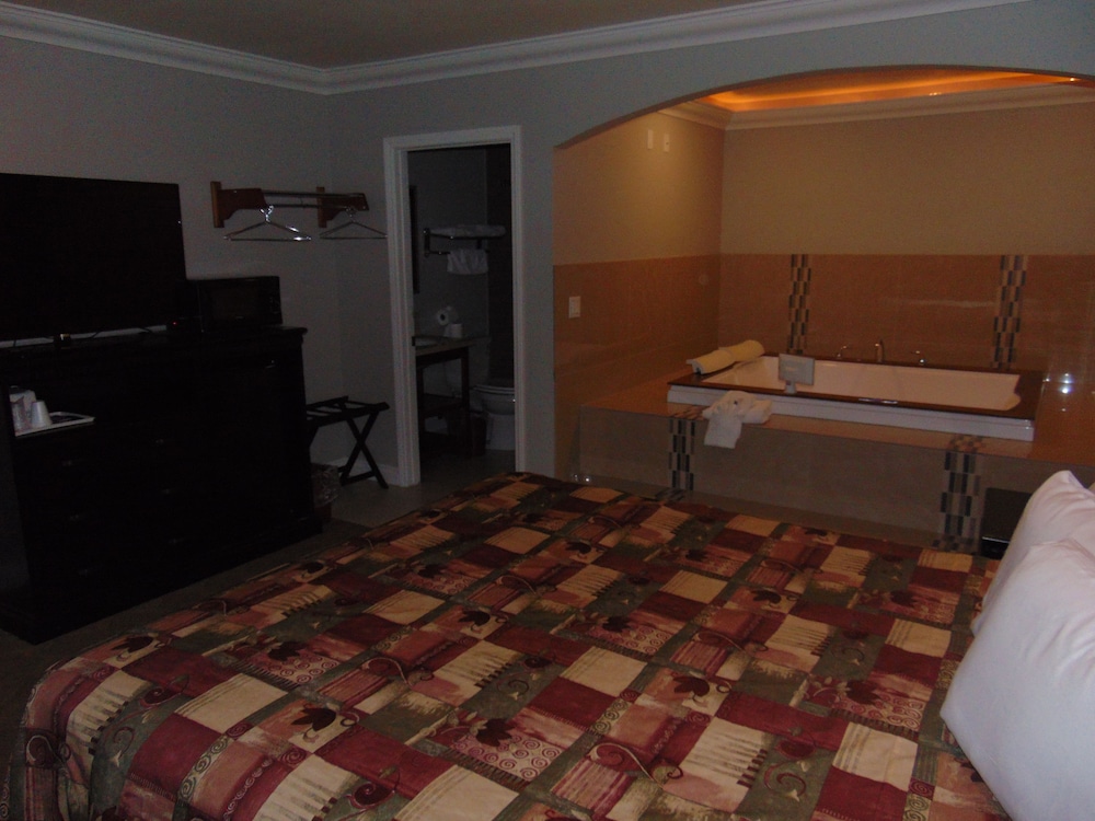 West Coast Inn Near Gem Theatre - photo 7