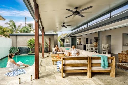 Pet Friendly House Opposite Bokarina Beach — 4-Star Luxury Hotel in Currimundi, Australia