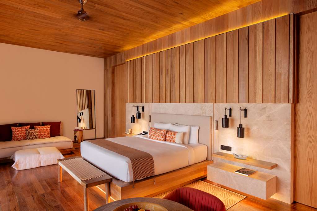 Oceanfront Veranda Pool Suite - Bedroom