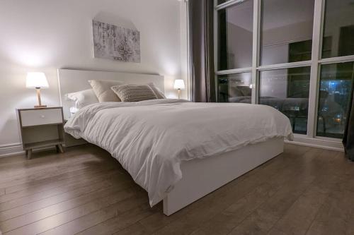 Lovely 2 Bed Condo in Downtown Toronto — 4-Star Luxury Hotel in Toronto, Canada