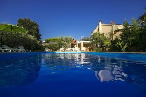 Charmantes Apartment nur 400 Meter zum Strand mit grossem Pool privater Terrasse Grill Liegen — 4-Star Luxury Hotel in Porec, Croatia