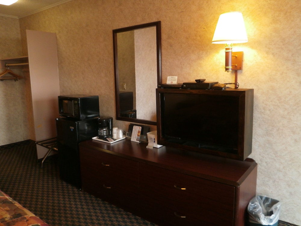 Richmond Inn & Suites - photo 6